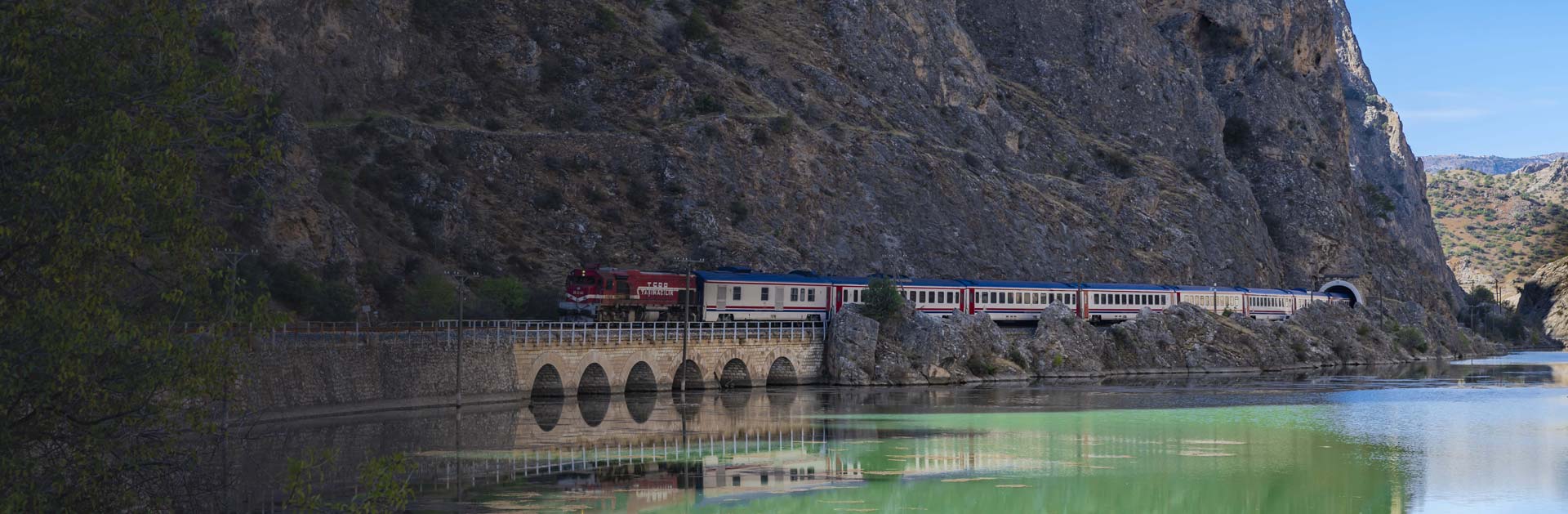 Doğu Ekspresi treni demiryolu raylarında ilerliyor